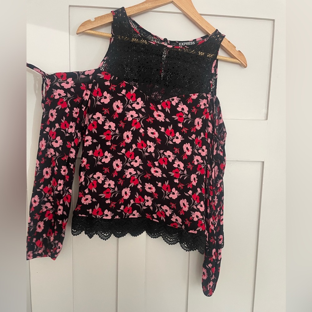 Open shoulder Pink/red Floral top - Size S